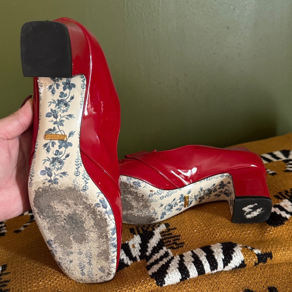 Gucci Red Patent Leather Flats with Gold Logo - Picture 2 of 11